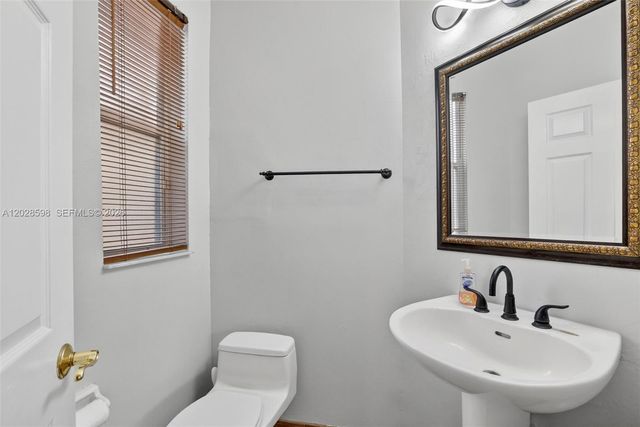 8226 NW 41st St, Coral Springs, FL 33065