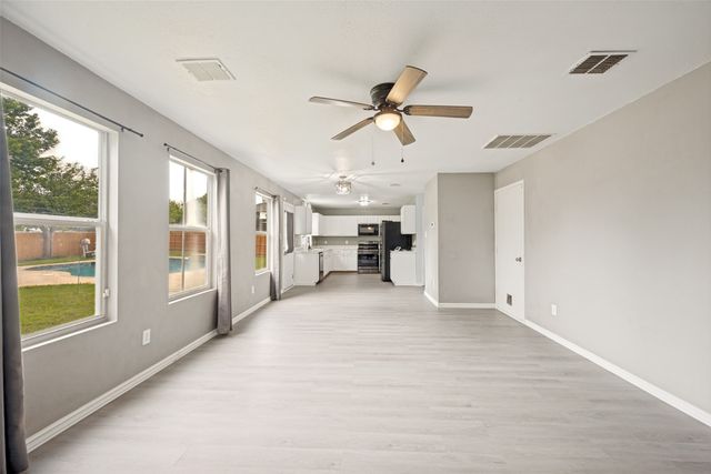 920 Kendall Drive, Arlington, TX 76001