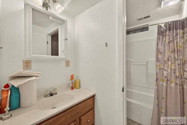2195 S Midway Avenue, Ammon, ID 83406