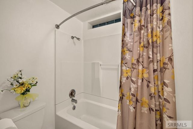 2195 S Midway Avenue, Ammon, ID 83406