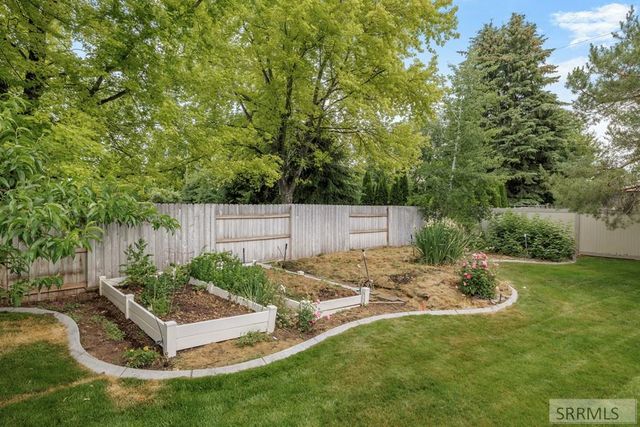 2195 S Midway Avenue, Ammon, ID 83406