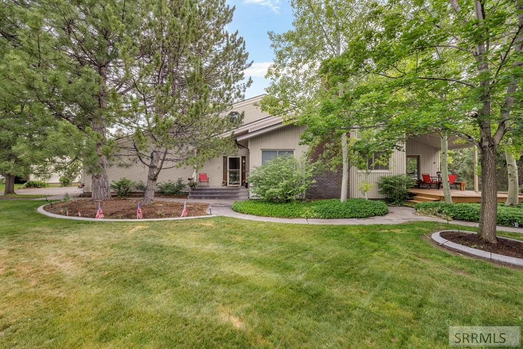 2195 S Midway Avenue, Ammon, ID 83406