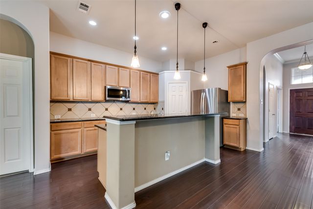 630 Oak Creek Drive, Cedar Hill, TX 75104