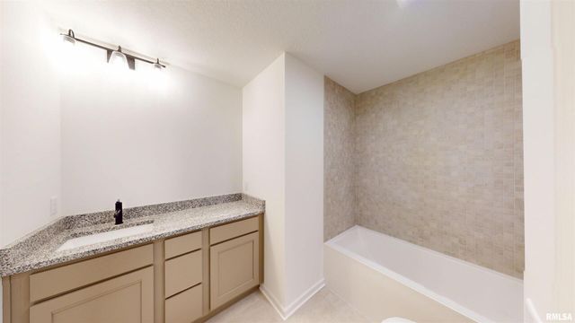 5940 BUTTERFIELD Drive, Bettendorf, IA 52722