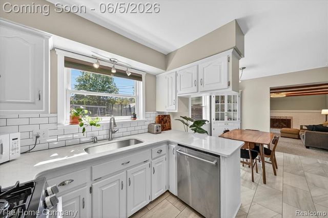 31302 Saratoga Avenue, Warren, MI 48093