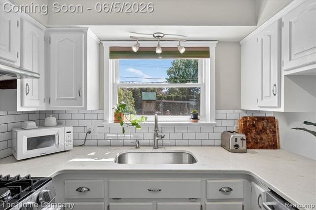 31302 Saratoga Avenue, Warren, MI 48093