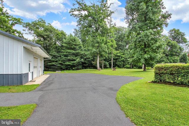 1063 PORTERS RD, Spring Grove, PA 17362