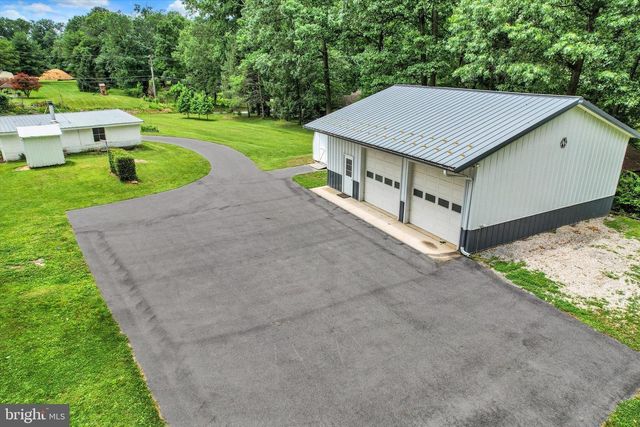 1063 PORTERS RD, Spring Grove, PA 17362