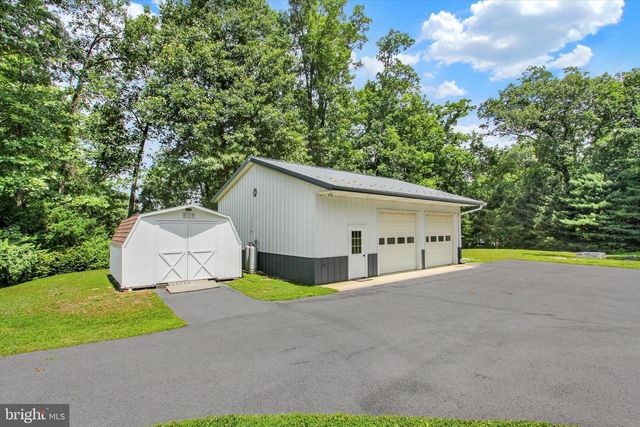 1063 PORTERS RD, Spring Grove, PA 17362