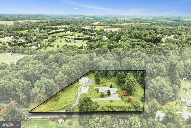 1063 PORTERS RD, Spring Grove, PA 17362