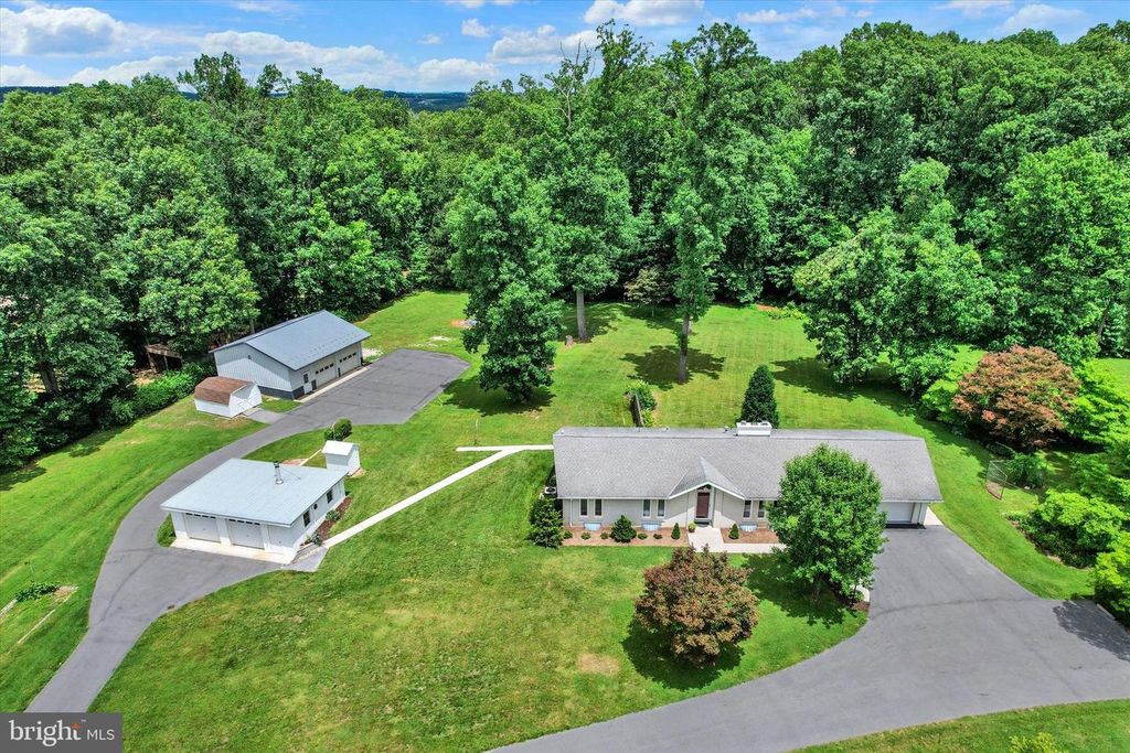 1063 PORTERS RD, Spring Grove, PA 17362