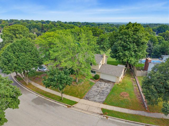 2721 Minot LANE, Waukesha, WI 53188