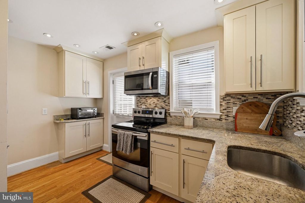 Image 17 of property listing at 3305 BELLEVIEW AVE, Cheverly, MD 20785