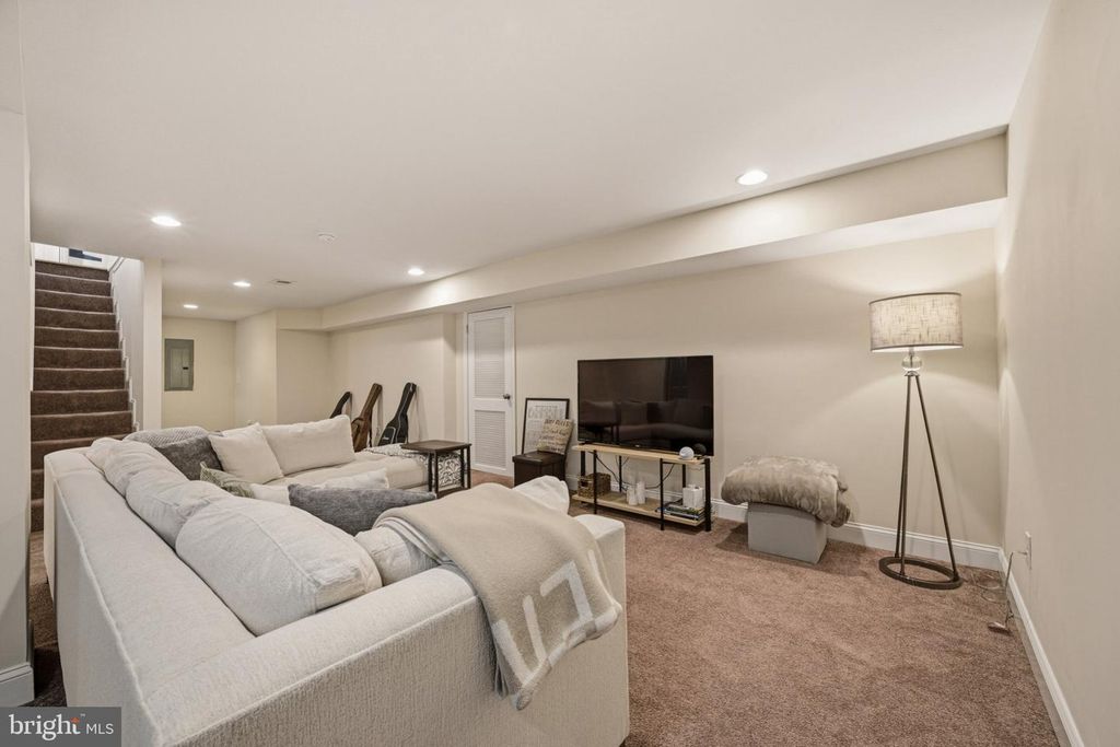 Image 32 of property listing at 3305 BELLEVIEW AVE, Cheverly, MD 20785