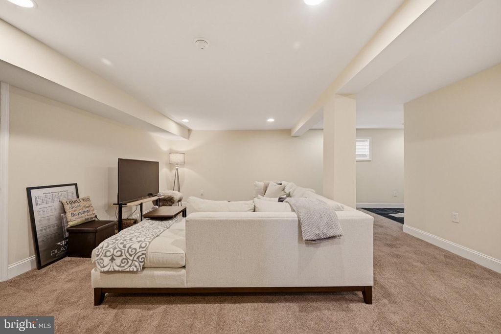 Image 34 of property listing at 3305 BELLEVIEW AVE, Cheverly, MD 20785
