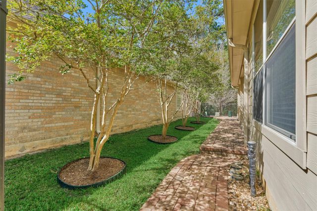 98 N Country Gate Circle, The Woodlands, TX 77384