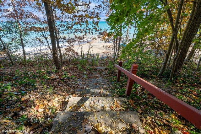 111 Mayflower Road, Lake Forest, IL 60045