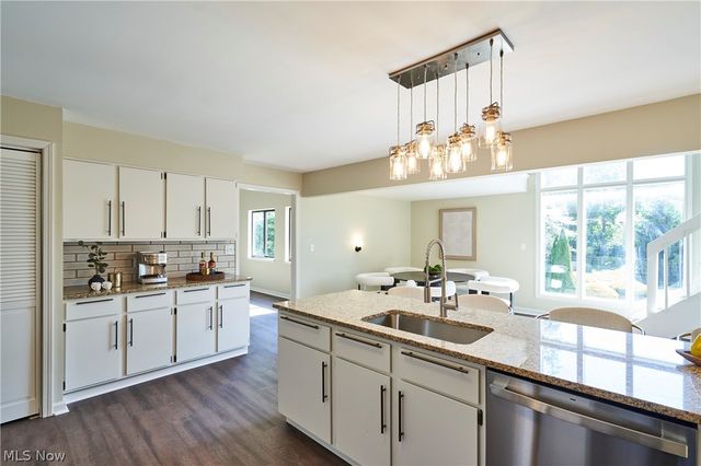 880 Hampton Ridge Drive, Akron, OH 44313