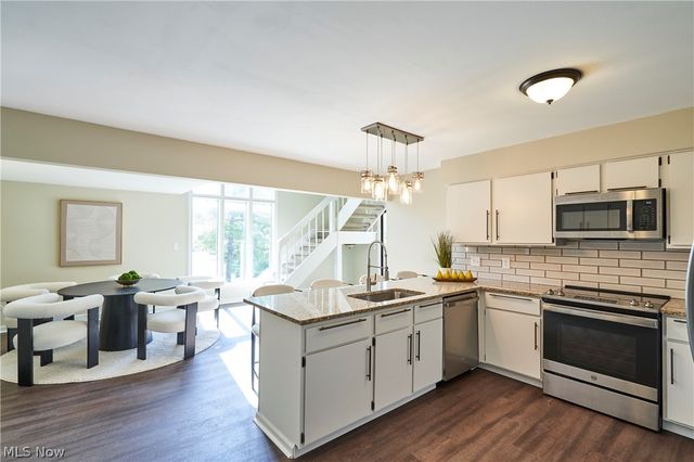 880 Hampton Ridge Drive, Akron, OH 44313