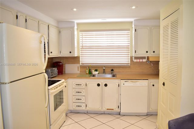 9461 Sunrise Lakes Blvd 103, Sunrise, FL 33322