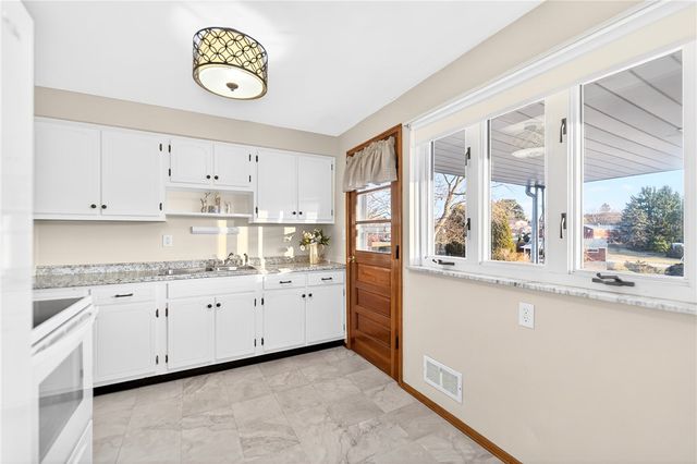 505 Bloomfield Dr, Hempfield Twp, PA 15601