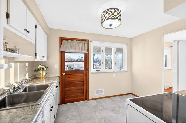 505 Bloomfield Dr, Hempfield Twp, PA 15601