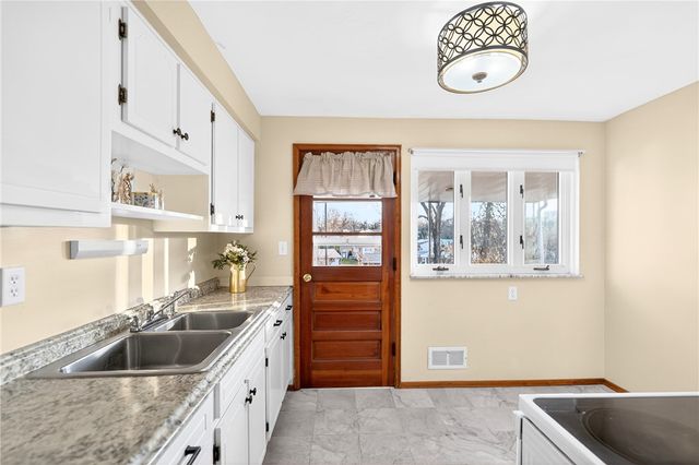 505 Bloomfield Dr, Hempfield Twp, PA 15601