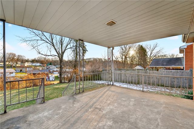 505 Bloomfield Dr, Hempfield Twp, PA 15601