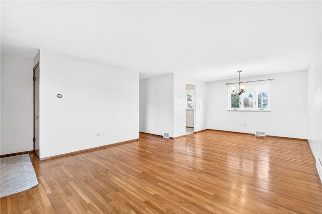 505 Bloomfield Dr, Hempfield Twp, PA 15601