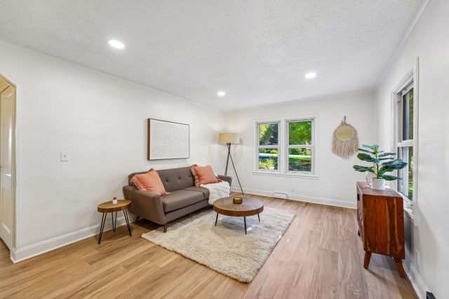 625 Bear Avenue N, Vadnais Heights, MN 55127