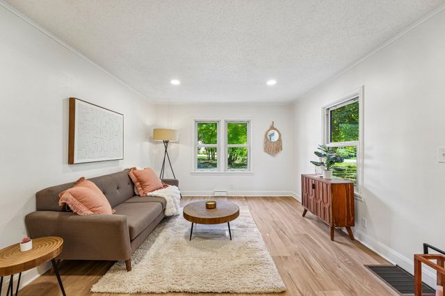 625 Bear Avenue N, Vadnais Heights, MN 55127
