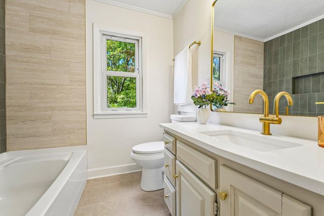 625 Bear Avenue N, Vadnais Heights, MN 55127