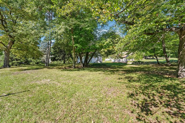 625 Bear Avenue N, Vadnais Heights, MN 55127