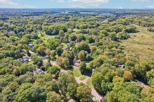 625 Bear Avenue N, Vadnais Heights, MN 55127