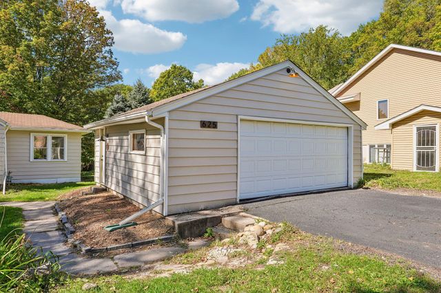 625 Bear Avenue N, Vadnais Heights, MN 55127
