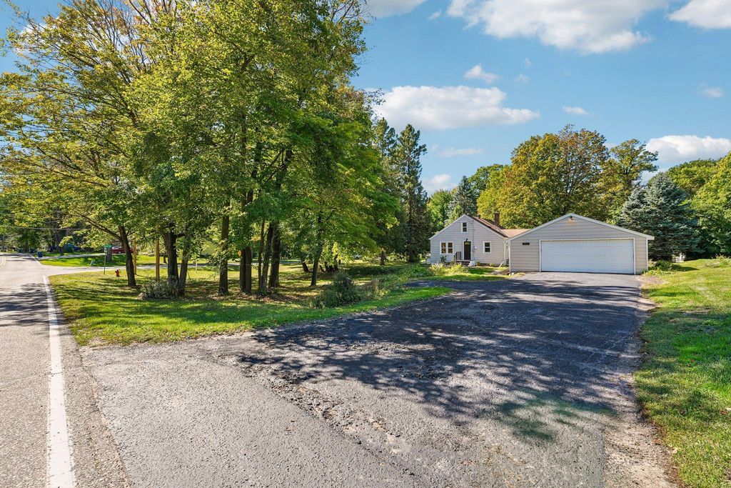 625 Bear Avenue N, Vadnais Heights, MN 55127 — exterior
