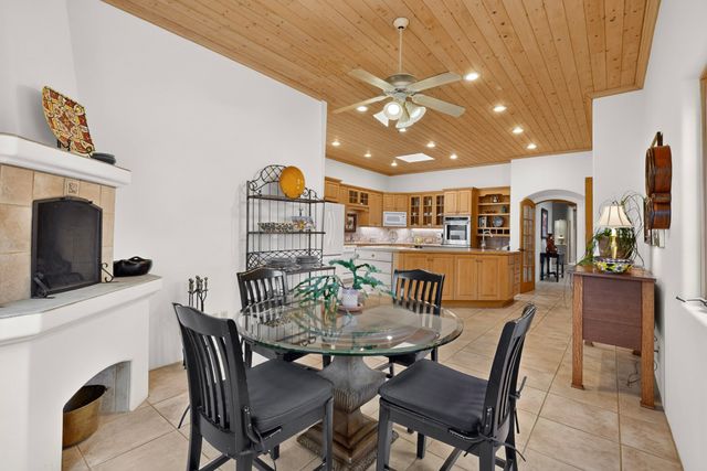 24 Calle Electra, Santa Fe, NM 87508