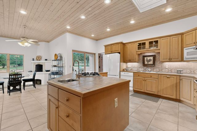 24 Calle Electra, Santa Fe, NM 87508