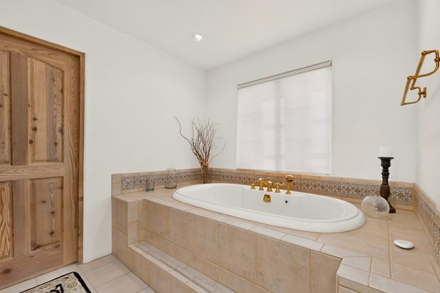 24 Calle Electra, Santa Fe, NM 87508
