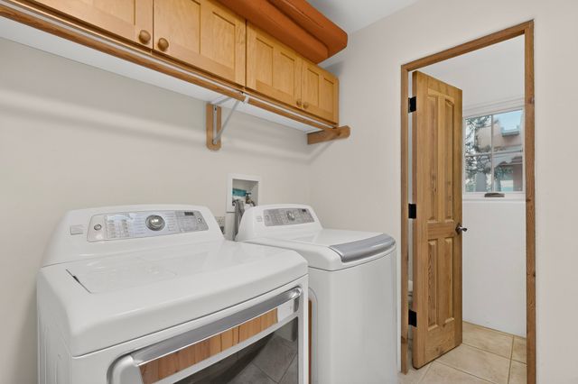 24 Calle Electra, Santa Fe, NM 87508