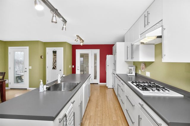 8104 Lakeshore Drive, Dexter, IA 50070