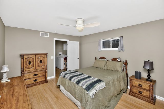 8104 Lakeshore Drive, Dexter, IA 50070