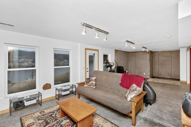 8104 Lakeshore Drive, Dexter, IA 50070