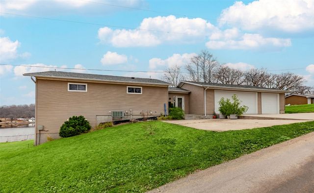 8104 Lakeshore Drive, Dexter, IA 50070
