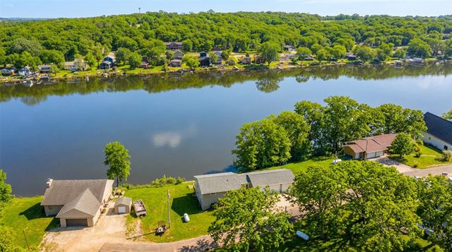 8104 Lakeshore Drive, Dexter, IA 50070