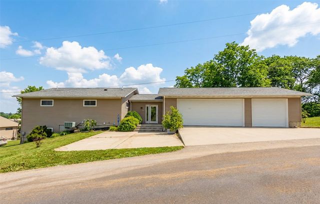 8104 Lakeshore Drive, Dexter, IA 50070