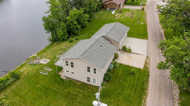 8104 Lakeshore Drive, Dexter, IA 50070