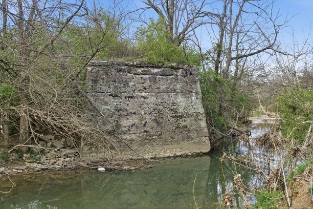 415 L E Junction Road, Winchester, KY 40391