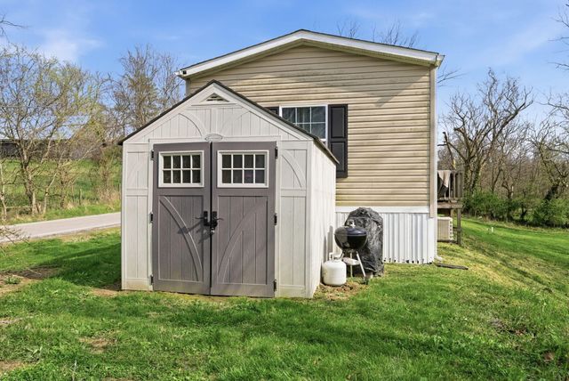 415 L E Junction Road, Winchester, KY 40391