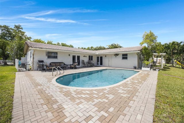 6121 SW 16th St, Plantation, FL 33317